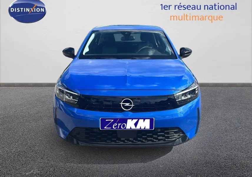 Vue frontale d'une Opel Corsa 2025 bleu voltaik métal avec calandre noire et phares LED allumés.
