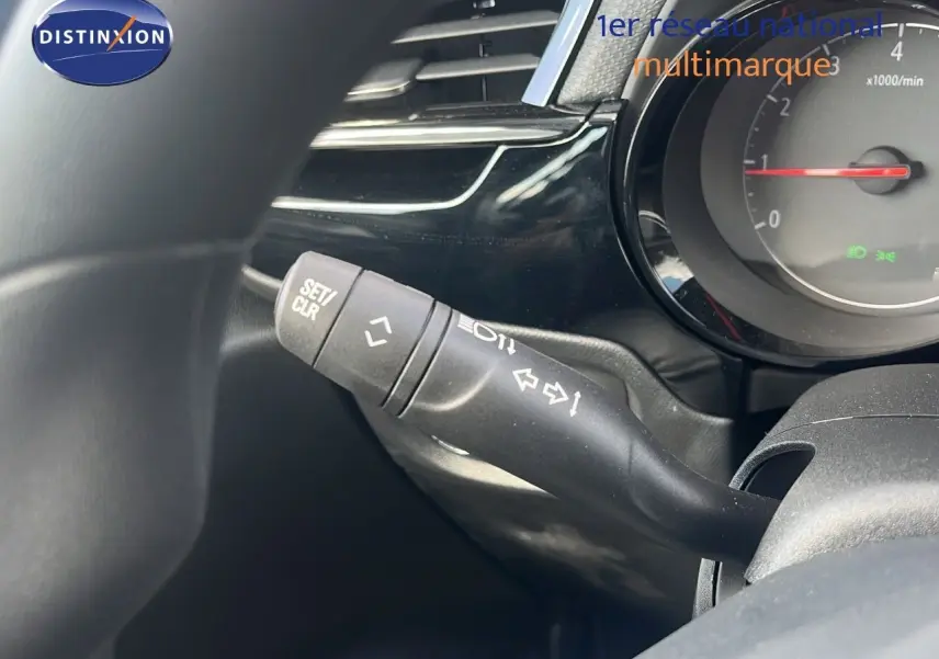 Gros plan sur la commande de clignotant à gauche du volant dans l'habitacle d'une Opel Corsa 2025 bleu Voltaik Metal.