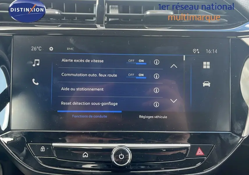 Écran tactile central de l’Opel Corsa bleu Voltaik Metal 2025 affichant les réglages d’aide à la conduite.