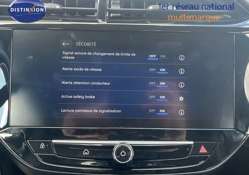 Écran tactile central de l’Opel Corsa bleu voltaik métal 2025 affichant les réglages de sécurité active.