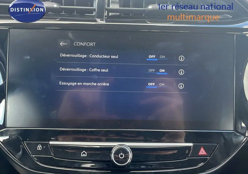 Écran tactile central de l'Opel Corsa bleu voltaik métal 2025 affichant les réglages de confort du véhicule.