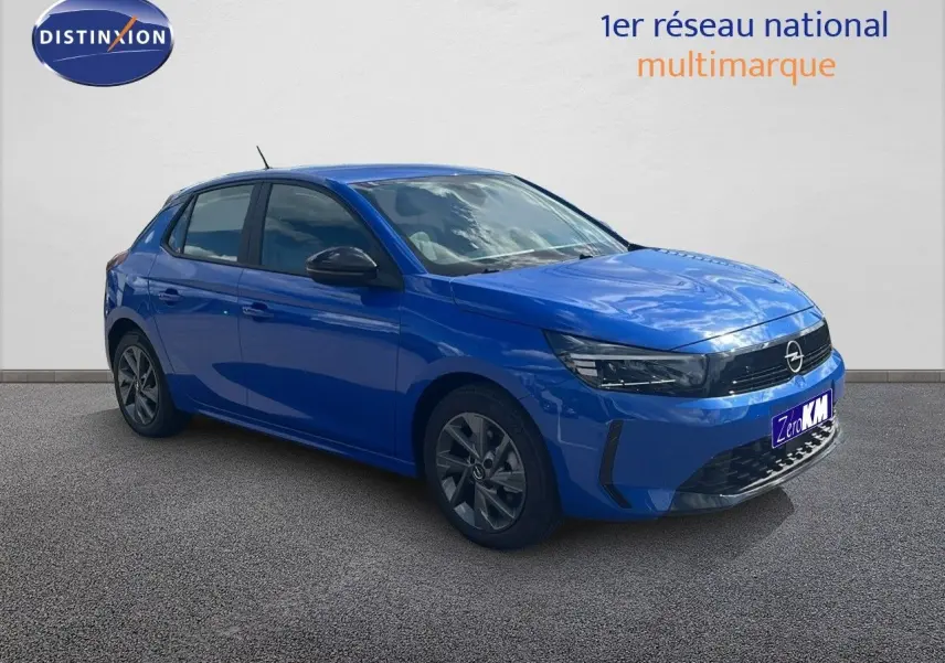 Opel Corsa 2025 bleu Voltaik métal vue 3/4 avant droit avec phares LED et jantes alliage 16 pouces.