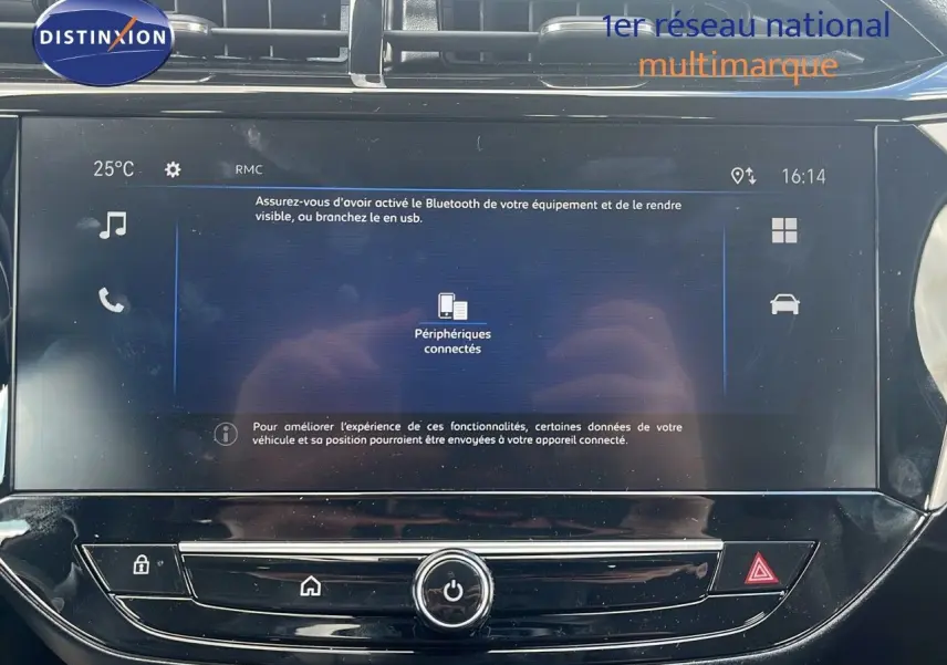 Écran tactile central de l'Opel Corsa bleu voltaik métal 2025 affichant la connexion Bluetooth et commandes intégrées.