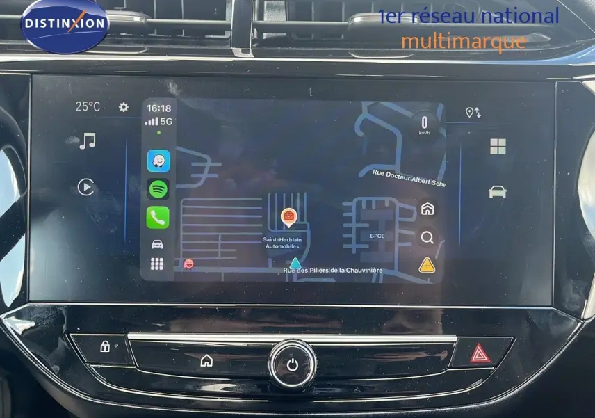 Écran tactile central de la console d'une Opel Corsa 2025, affichant la navigation GPS en intérieur noir brillant.