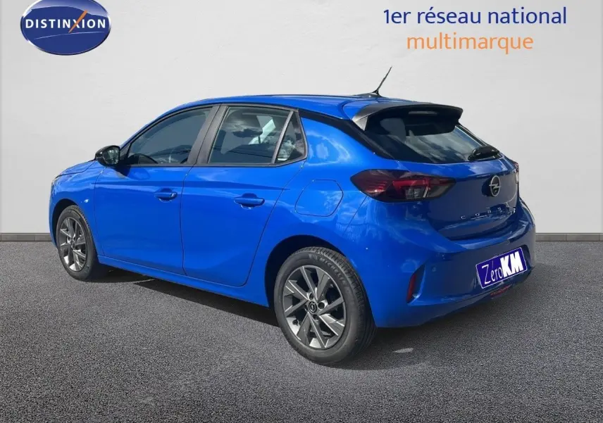 Opel Corsa bleu Voltaik métal vue 3/4 arrière côté gauche, avec jantes alliage et feux arrière LED.