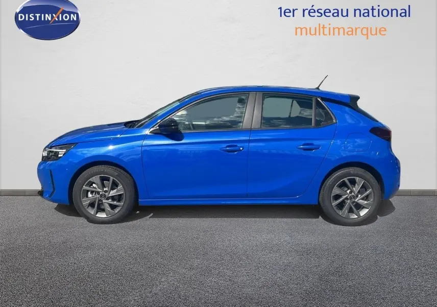 Profil latéral droit d'une Opel Corsa 2025 en bleu voltaik métallisé avec jantes alliage et lignes dynamiques.