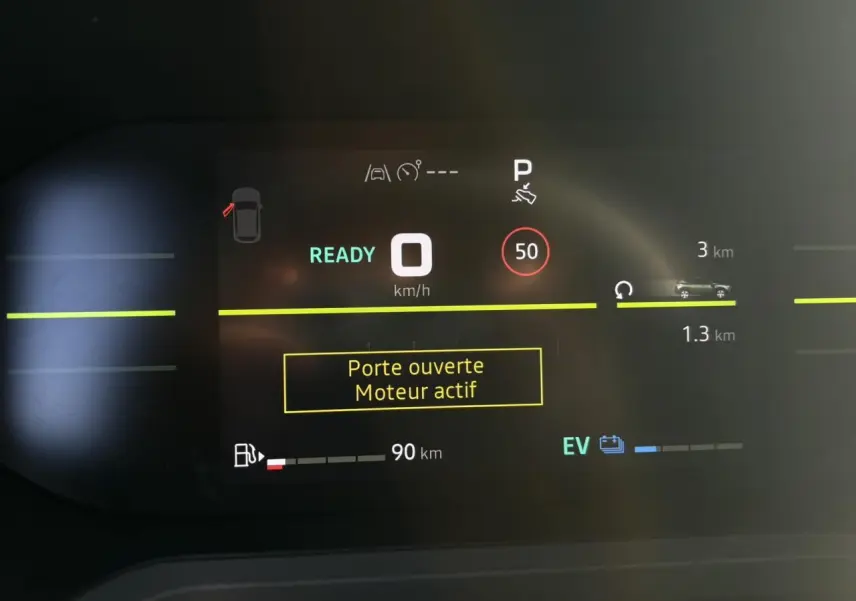 Tableau de bord digital du Dacia Duster 2026 affichant vitesse, alertes et autonomie, vue de face en intérieur.