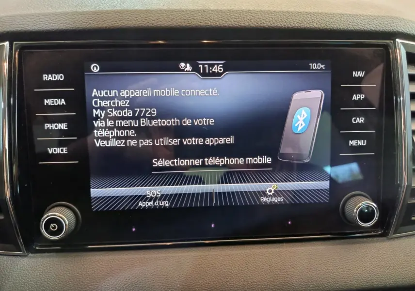 Écran tactile central du tableau de bord du Skoda Karoq blanc 2024 affichant le menu Bluetooth et options multimédia.