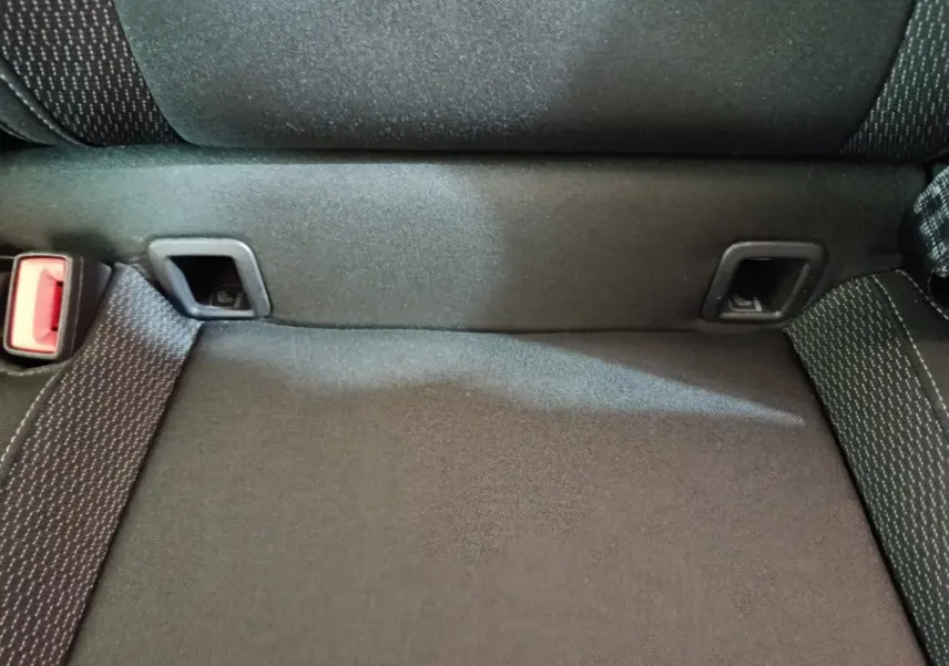 Gros plan sur la banquette arrière noire du Skoda Karoq 2.0 TDI 116ch Selection avec ceintures et fixations Isofix visibles.