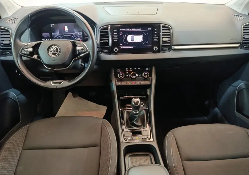 Intérieur noir du Skoda Karoq 2.0 TDI 116ch, vue frontale du tableau de bord et volant multifonctions.