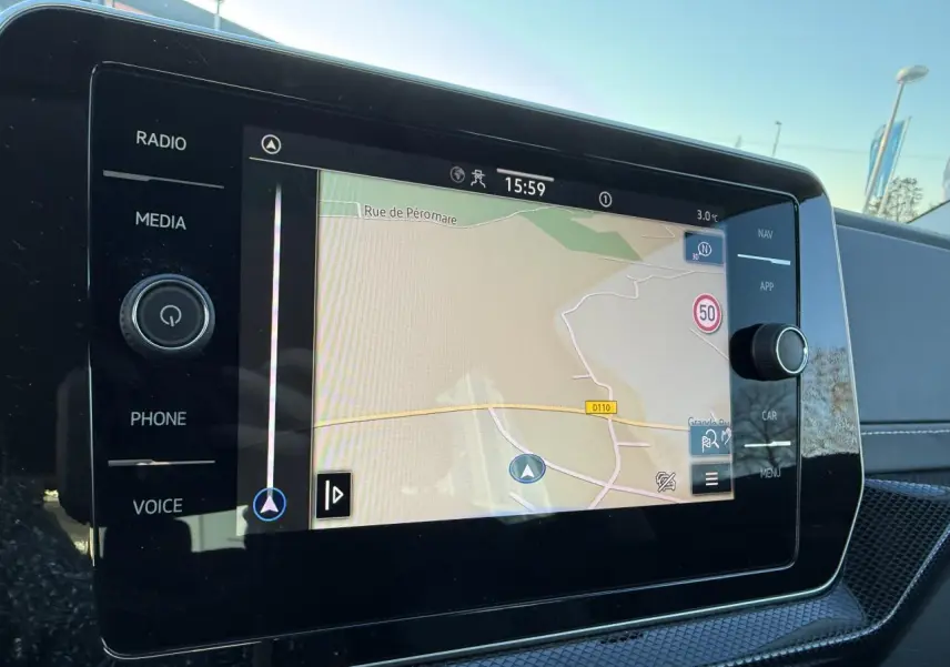 Écran tactile central du Volkswagen T-Cross gris cendre 2025 affichant la navigation avec carte et commandes autour.