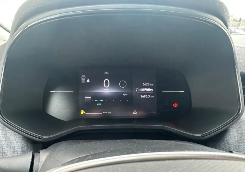 Vue rapprochée du tableau de bord numérique de la Renault Clio V dCi 100 Evolution noire, affichant 6623 km.