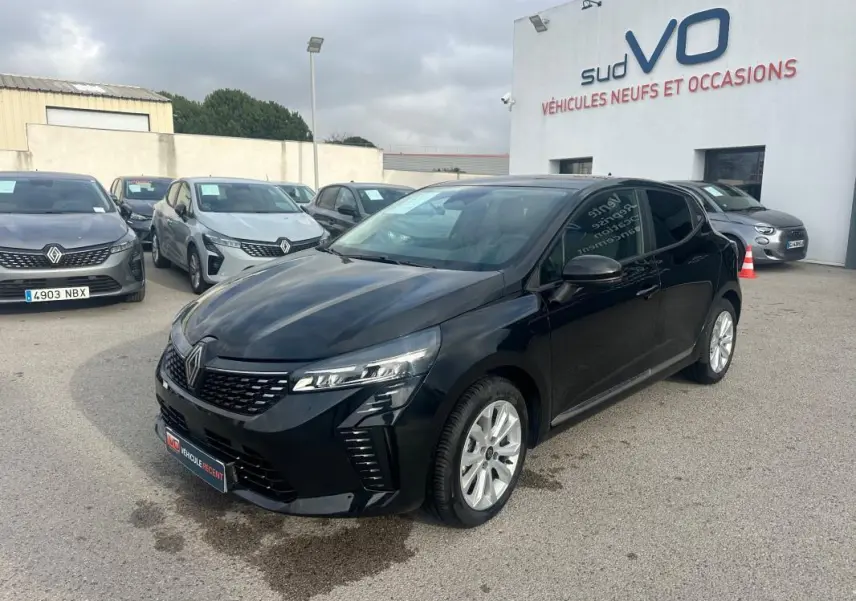 Renault Clio V dCi 100 Evolution noire vue en 3/4 avant droit, avec vitres surteintées et jantes argentées.