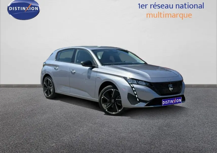 Peugeot e-308 gris Artense vue 3/4 avant droit, jantes alu noires et feux LED distinctifs.