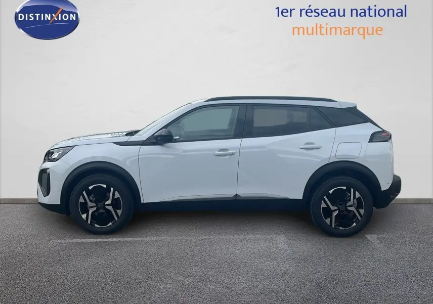 Peugeot 2008 blanc Okenite métal vue de profil côté gauche avec jantes noires et toit contrasté noir.