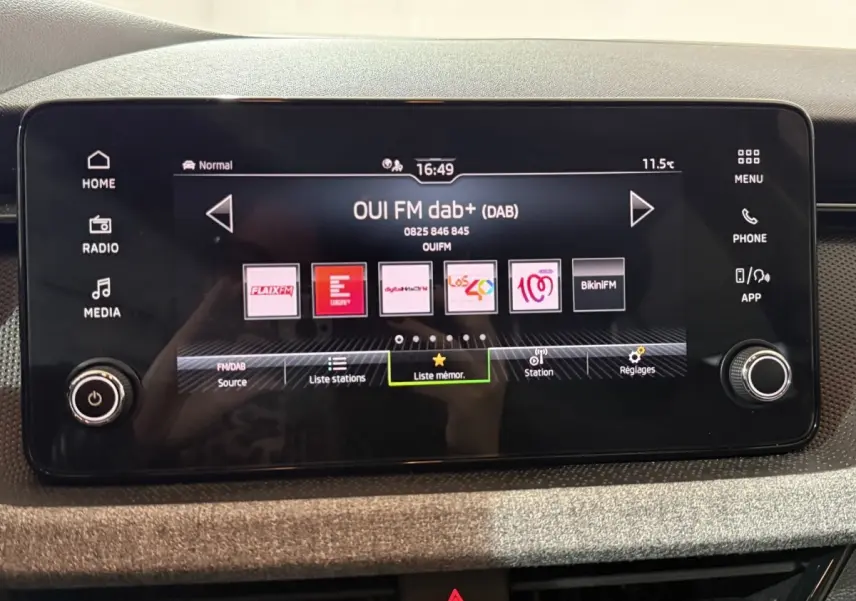 Écran tactile central de 8,25 pouces du Skoda Kamiq 2024 affichant la radio numérique DAB+ en mode station.