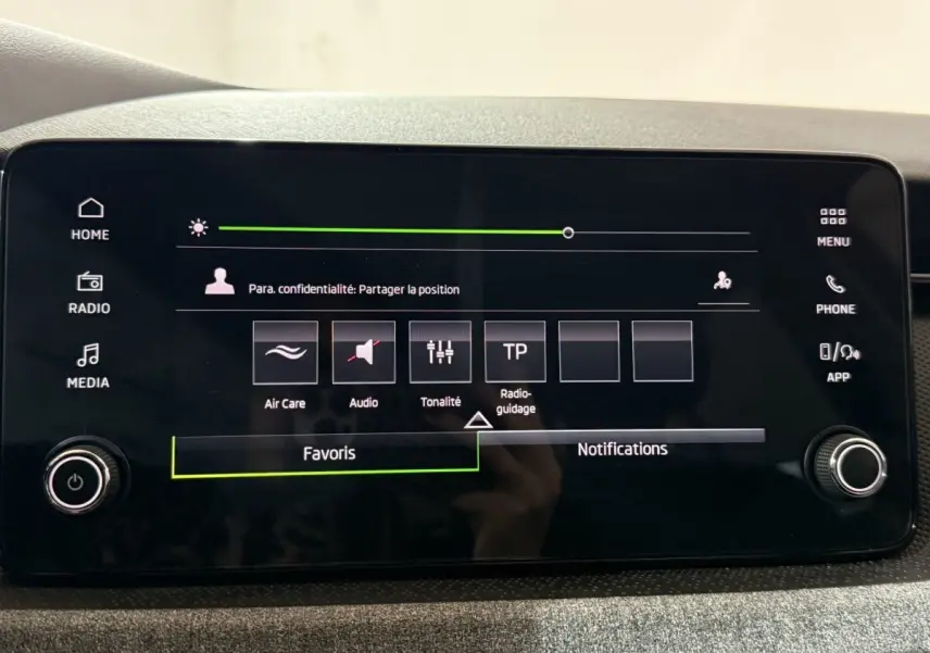 Écran tactile central du tableau de bord du Skoda Kamiq 2024 affichant les réglages audio et Air Care.