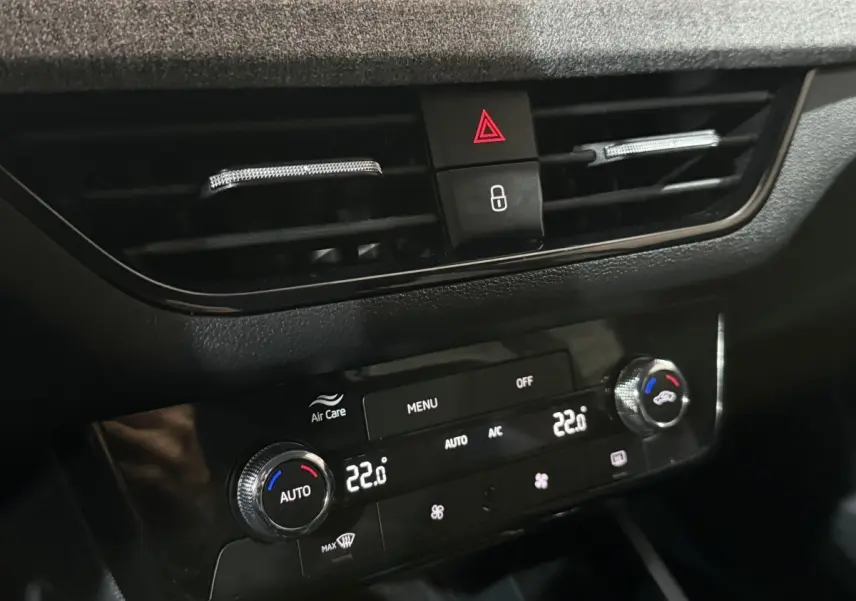 Détail de la console centrale noire du Skoda Kamiq 2024 avec climatisation automatique affichant 22 degrés