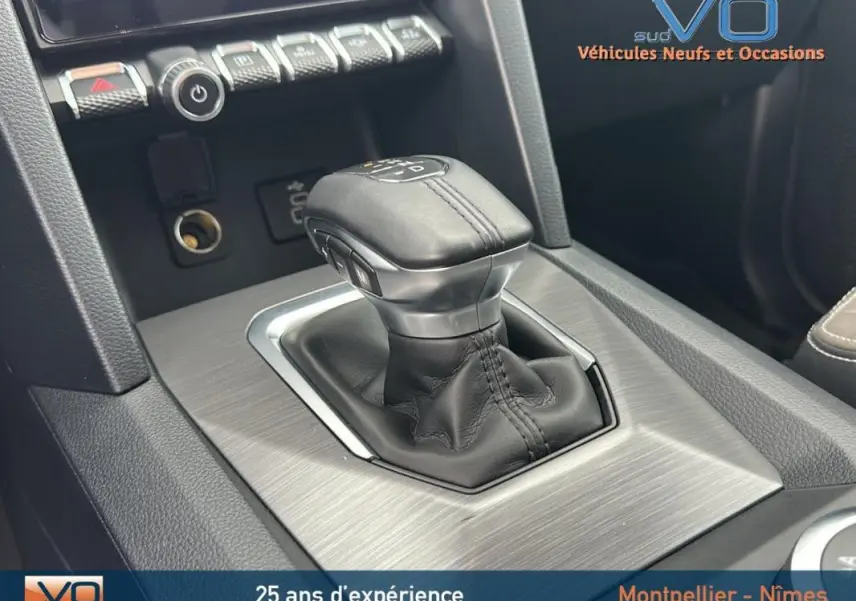 Le levier de vitesse en cuir noir de la Volkswagen Amarok 2025, vue rapprochée de la console centrale.