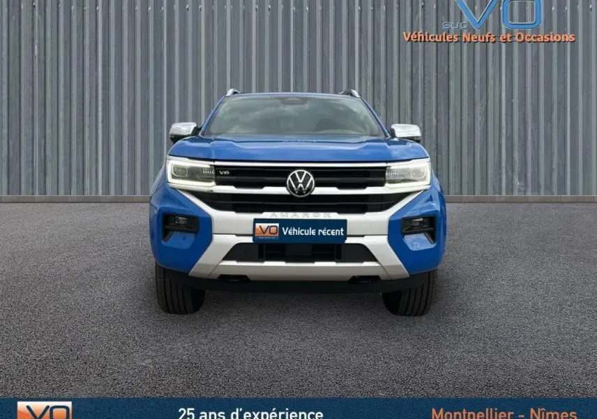 Vue frontale du Volkswagen Amarok Simple Cabine bleu 2025 avec calandre noire et détails argentés, jantes alliage visibles.