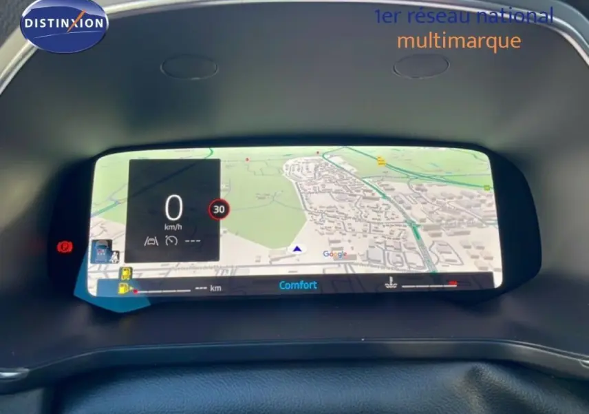 Affichage numérique du cockpit du Renault Captur 2025 avec carte GPS et informations de vitesse à 0 km/h.