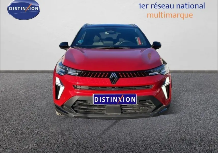 Vue frontale d'un Renault Captur rouge 2025 avec calandre noire et feux LED verticaux distinctifs.