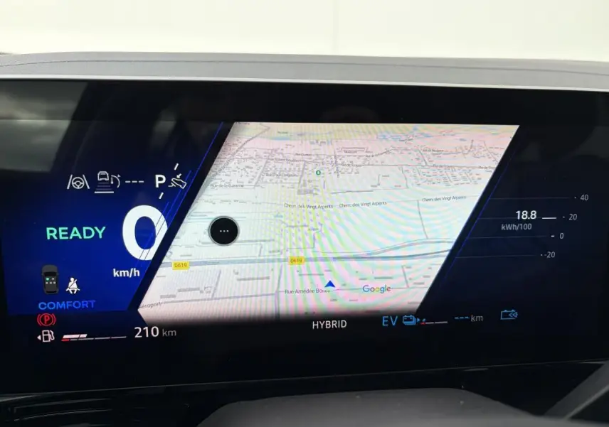 Affichage numérique du tableau de bord Renault Rafale 2025 avec navigation Google Maps et indicateurs hybrides.