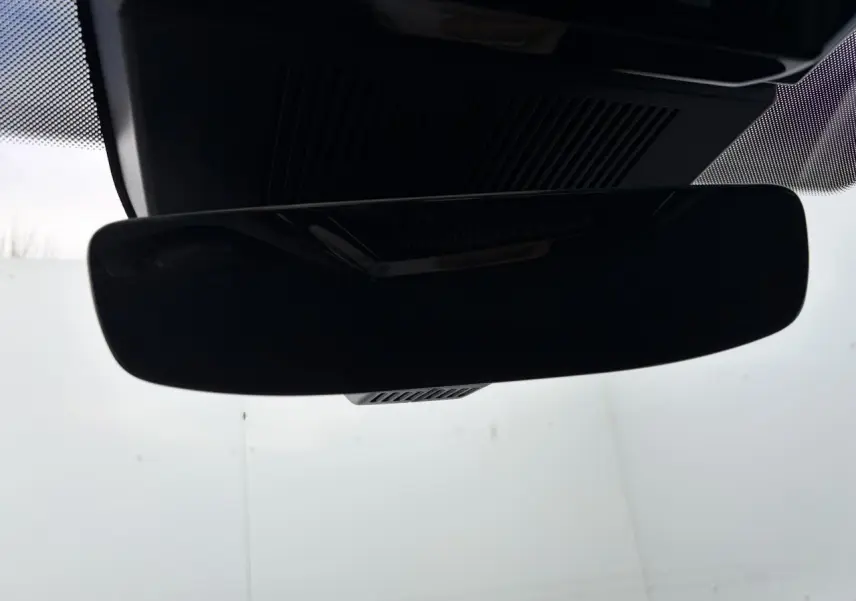 Rétroviseur intérieur noir de Renault Rafale 2025, vue rapprochée depuis l'habitacle avant.