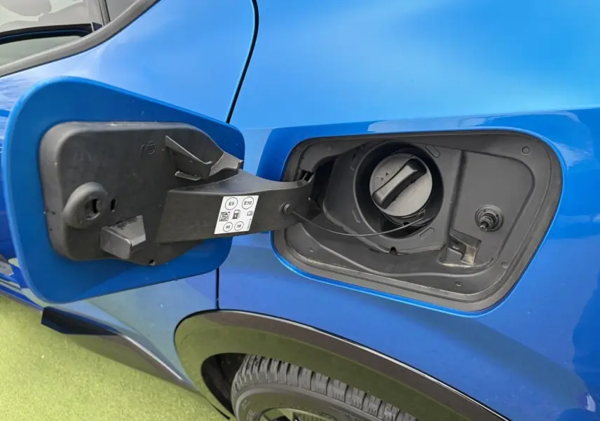 Détail de la trappe de carburant ouverte côté gauche sur Renault Rafale Summit Blue 2025 hybride rechargeable.