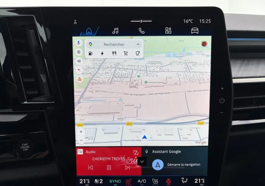 Écran tactile central du Renault Rafale 2025 en Summit Blue, affichant la navigation Google Maps et commandes multimédia.