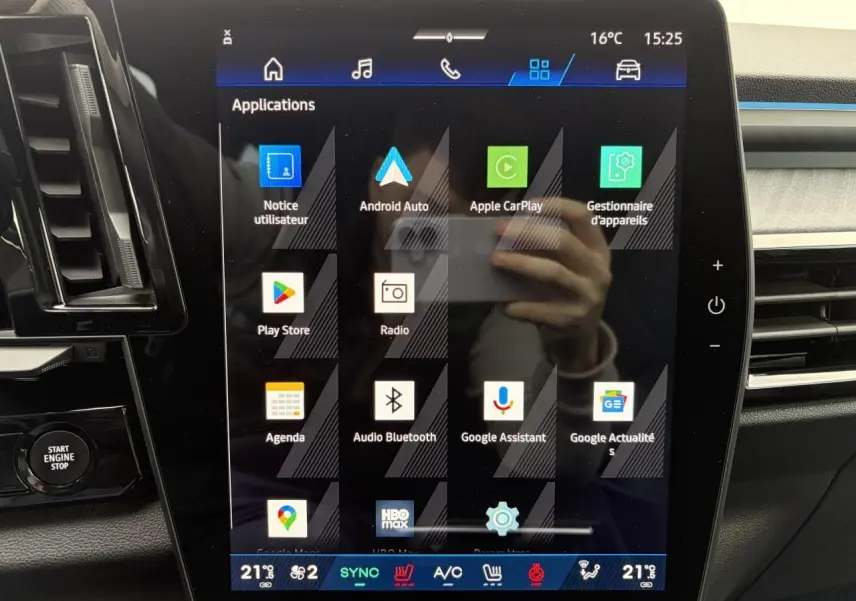Écran tactile central du Renault Rafale 2025 en Summit Blue, affichant les applications multimédia et connectivité.