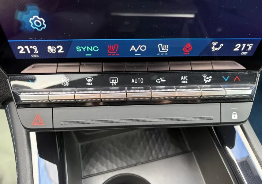 Gros plan sur la console centrale du Renault Rafale 2025, avec commandes climatisation et écran tactile visible.