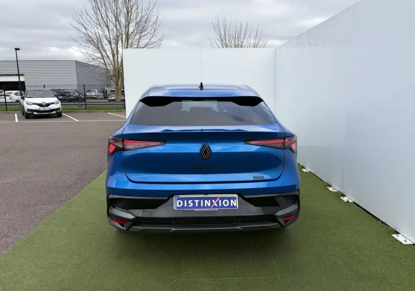 Vue arrière d'une Renault Rafale Summit Blue 2025 avec feux LED fins et logo noir central sur fond bleu.