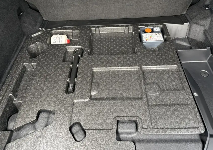 Vue du coffre ouvert du Renault Rafale 2025, montrant le rangement en mousse noire avec accessoires intégrés.