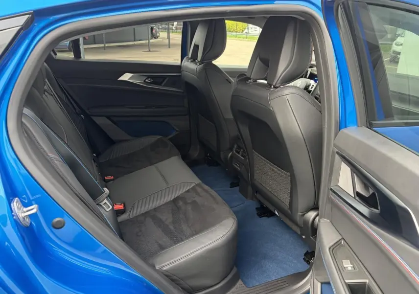 Vue côté gauche de l'habitacle arrière bleu Summit avec sièges en Alcantara noir et surpiqûres tricolores.