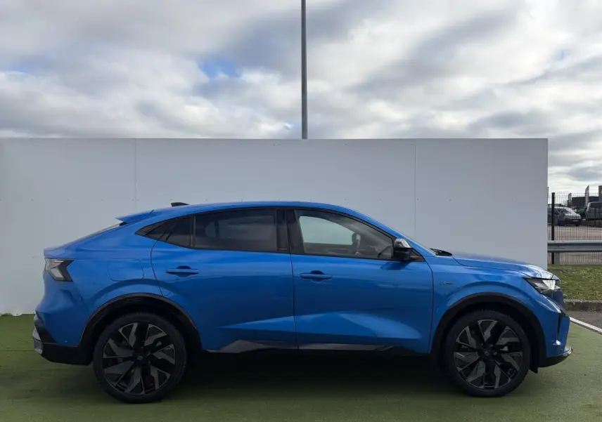 Profil droit du Renault Rafale 2025 hybride rechargeable en bleu Summit avec jantes noires diamantées.