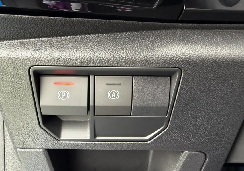 Gros plan sur les commandes du frein de parking électrique et de l'arrêt/démarrage automatique du Renault Rafale 2025.