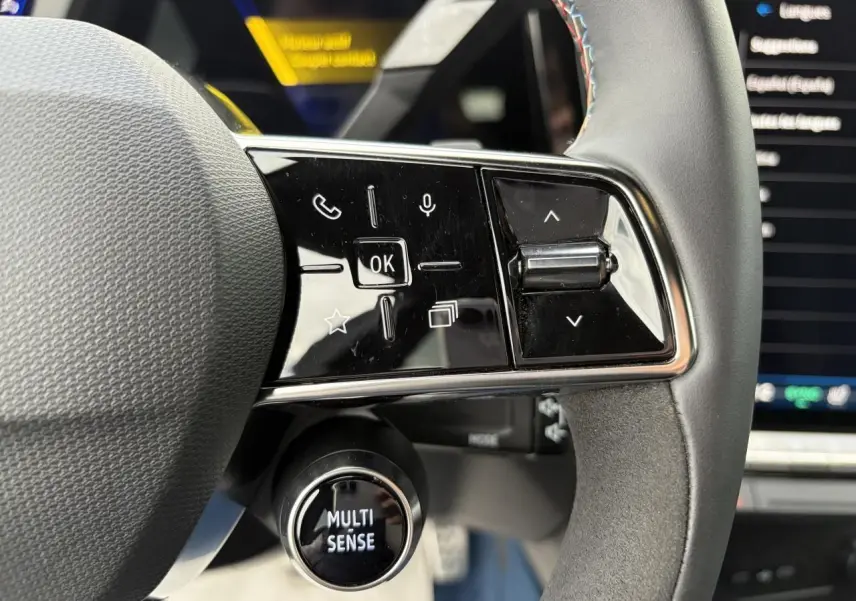 Gros plan sur le volant Alcantara du Renault Rafale 2025 avec commandes multifonctions et bouton Multi-Sense visible.