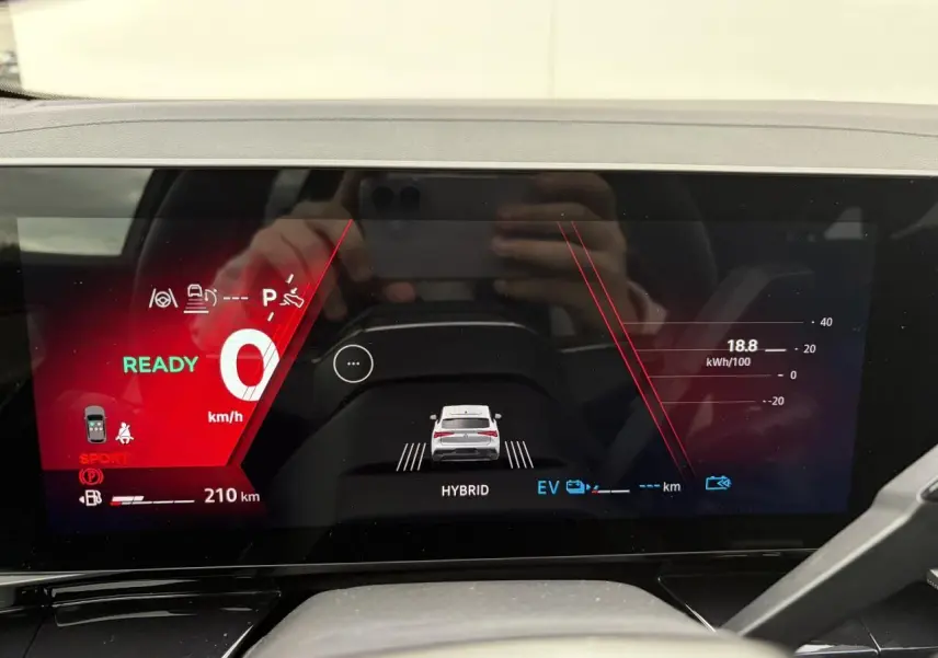 Tableau de bord numérique de la Renault Rafale 2025 affichant mode hybride et vitesse à 0 km/h.