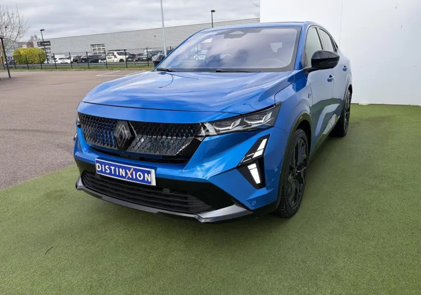 Renault Rafale Summit Blue vue 3/4 avant droit, avec calandre noire et jantes alliage noires.