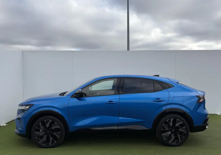Profil droit du Renault Rafale 2025 hybride rechargeable en bleu Summit avec jantes noires diamantées.