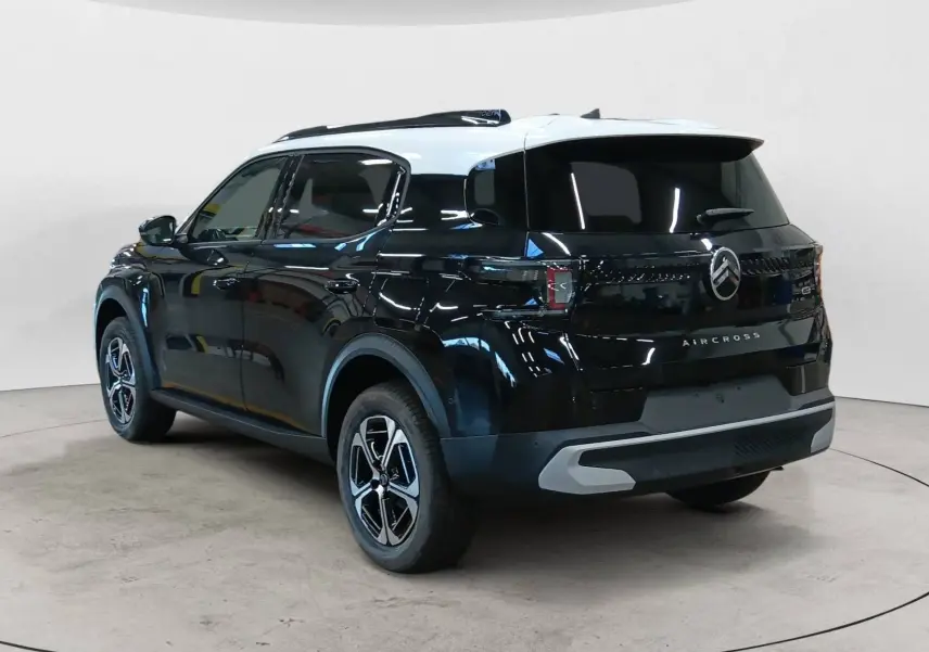 Vue 3/4 arrière droite du Citroën C3 Aircross 2025 noir perla avec toit blanc et jantes bicolores distinctives.