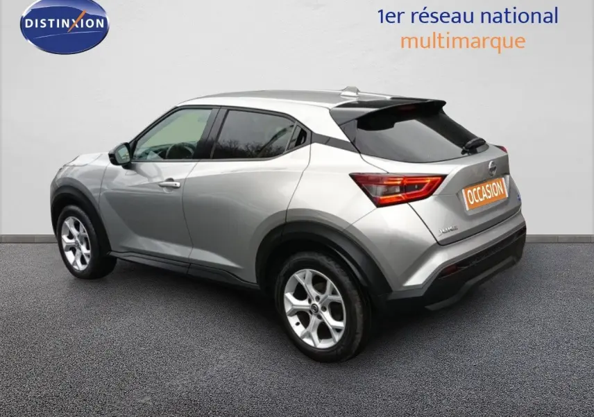 Vue 3/4 arrière droite du Nissan Juke gris platine métal avec jantes alliage et vitres teintées.