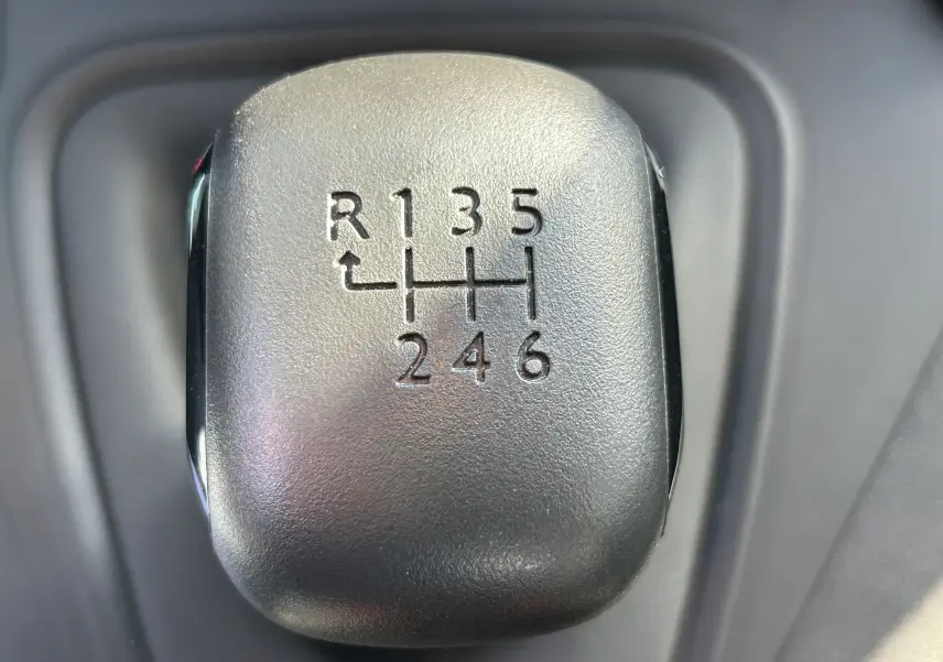 Gros plan sur le pommeau de la boîte manuelle 6 vitesses du Peugeot Partner Dangel gris Artense.