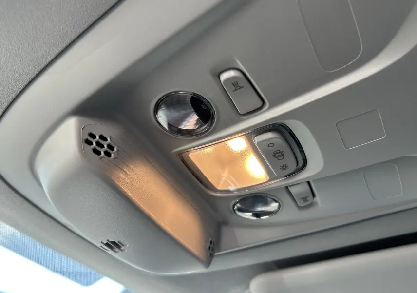 Plafonnier intérieur gris clair avec éclairage et boutons de commande dans un Peugeot Partner Dangel 4x4 2025.