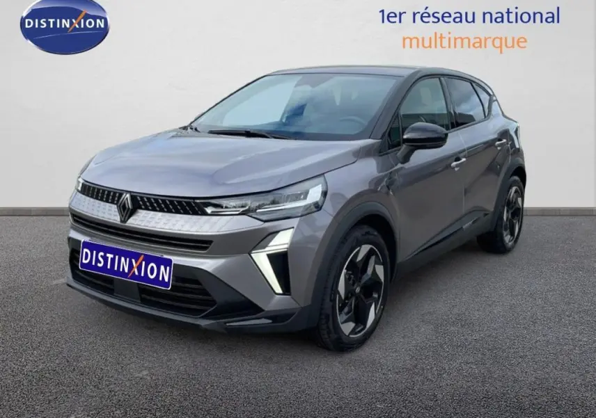 Renault Captur gris 2025 en 3/4 avant droit, avec jantes aluminium 18 pouces et feux LED distinctifs.