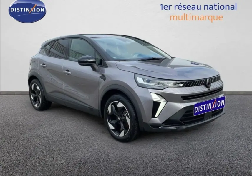 Renault Captur gris 3/4 avant droit, jantes aluminium 18 pouces et feux LED distinctifs visibles.