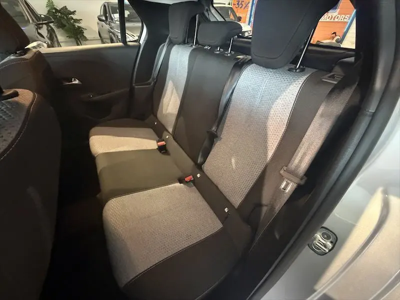 Vue intérieure du siège arrière droit de l’Opel Corsa 1.2 Turbo 100 Edition 2025, tissu gris et noir, porte ouverte.
