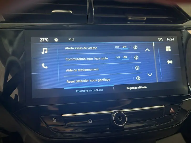 Écran tactile central de l’Opel Corsa gris 2025 affichant les réglages d’aides à la conduite en intérieur.