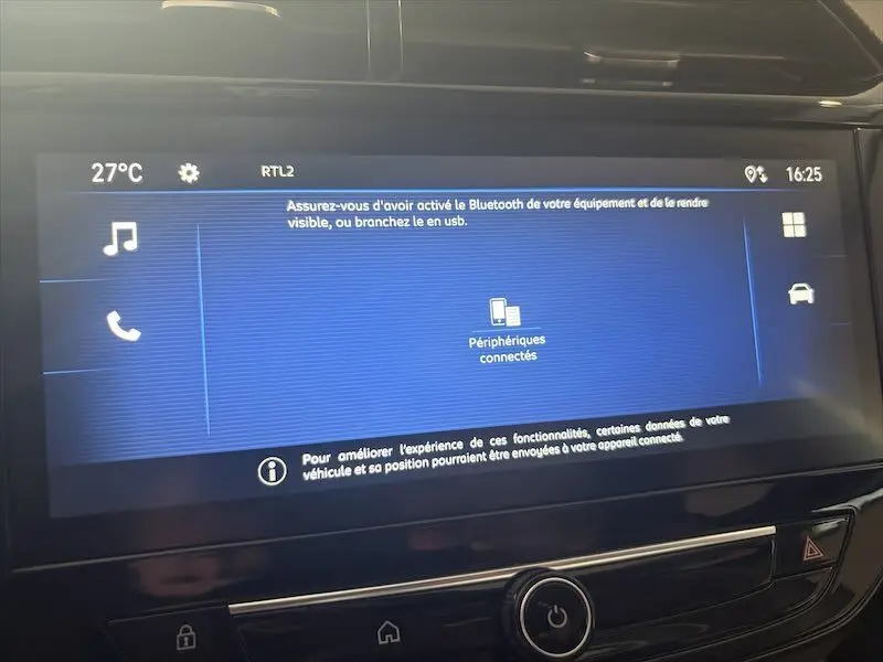 Écran tactile central de l’Opel Corsa 1.2 Turbo 100 Edition 2025 affichant la connexion Bluetooth, avec commandes en dessous.